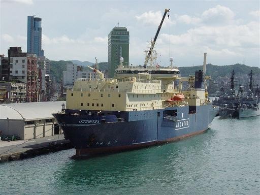 USS Frank Cable (AS 40) tends units in her homeport of Apra Harbor ... Cableships of the World