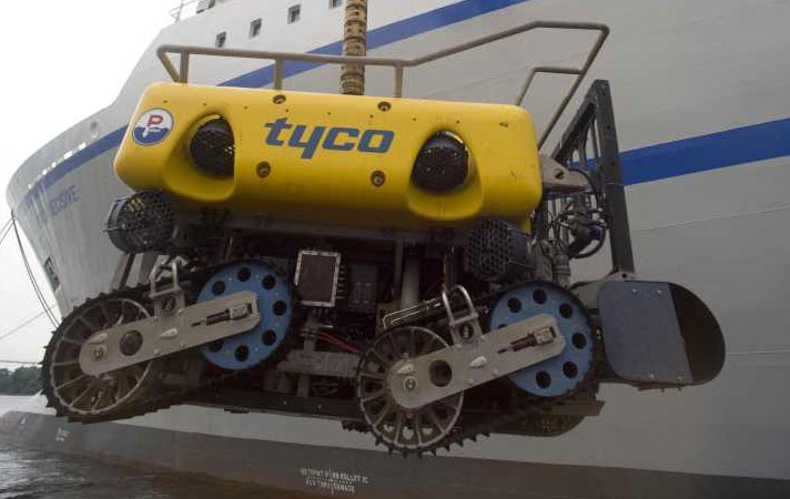 Recovering an ROV - Image by courtesy of Tyco Telecommunications